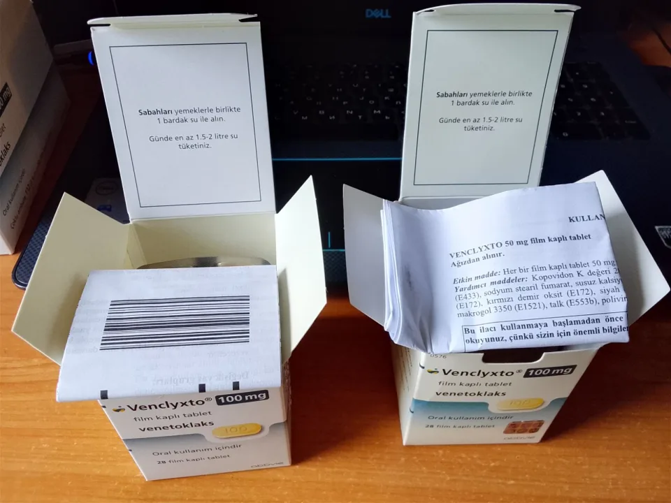 Инструкция внутри оригинальной и поддельной упаковки Venclyxto